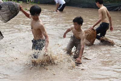 Ba điều cha mẹ cần “buông bỏ” để con cái có tương lai hơn