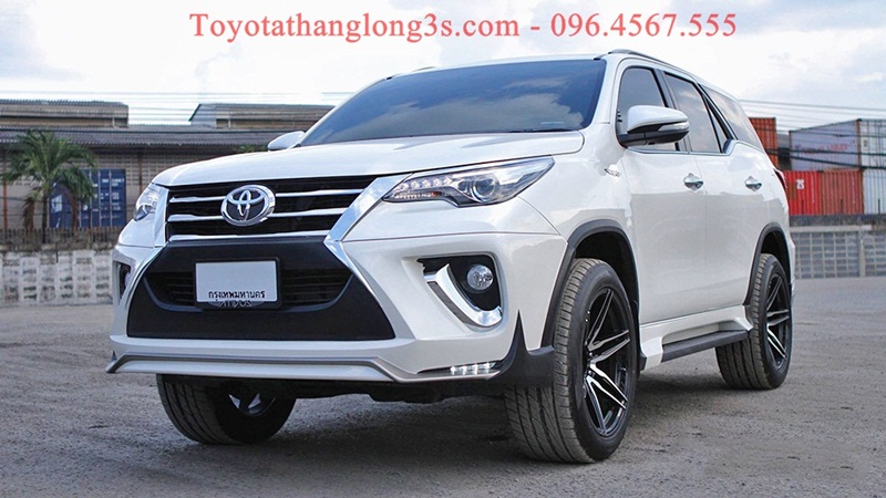 Body kit Fortuner có Phía dưới là dải đèn Led