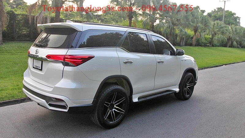 Ốp sườn xe tạo cảm giác liền mạch với thân xe.