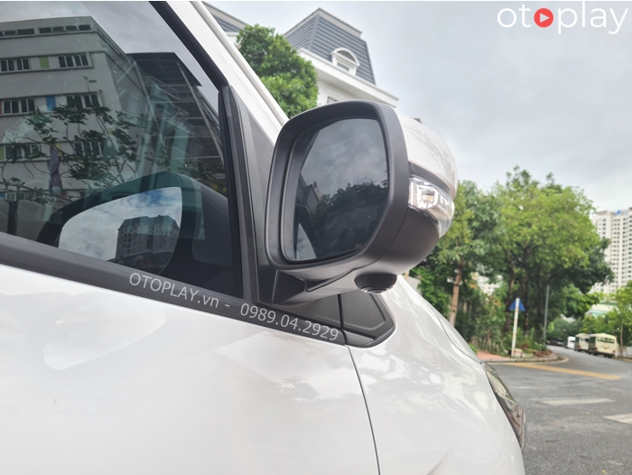 Camera 360 lắp ở bên gương xe Vinfast Fadil đồng màu đen với vỏ gương