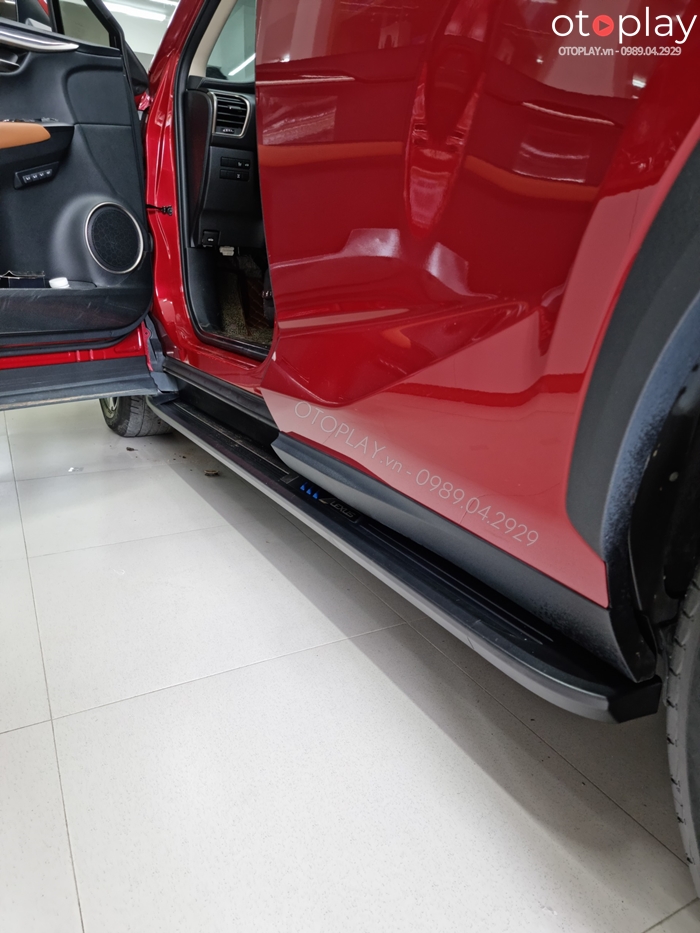 Bậc bước chân Lexus NX300 đem đến tiện lợi hơn khi cho người già và trẻ nhỏ khi lên xuống xe, tránh trơn trượt, ngã vấp khi lên xe.