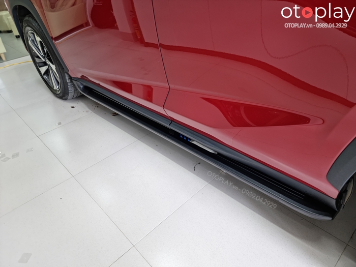Bậc Bước Chân Lexus NX300: với thiết kế điêu khắc tỉ mỉ, những đường nét khuôn viền dập nguyên khối từ máy mang đậm phong cách thể thao.