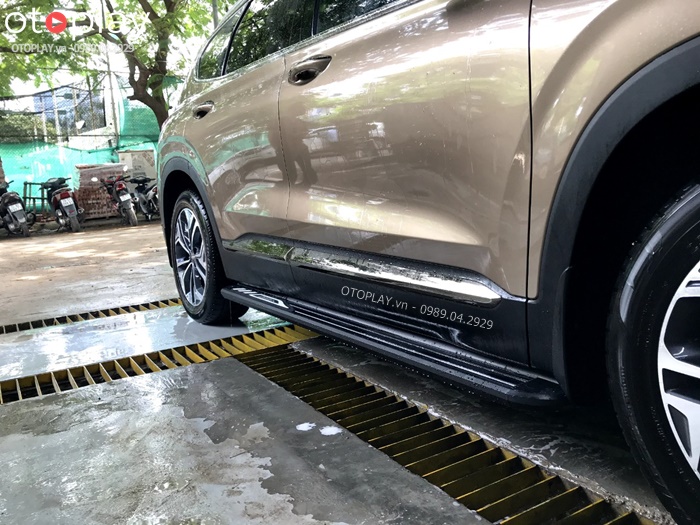 Bậc bước chân Santafe làm từ chất liệu nhựa cao cấp, ở bên trong là khung thép, có nhôm bao phủ bên ngoài