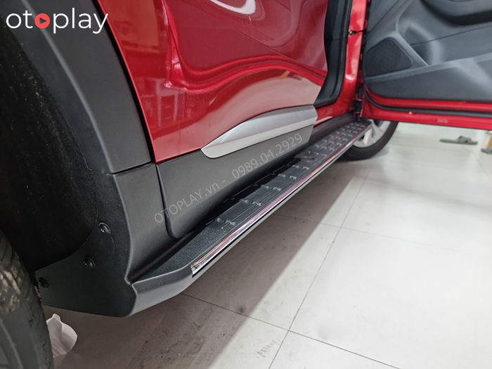 Bậc MG ZS mặt đen được thi công lắp đặt xong ôm khít với xe