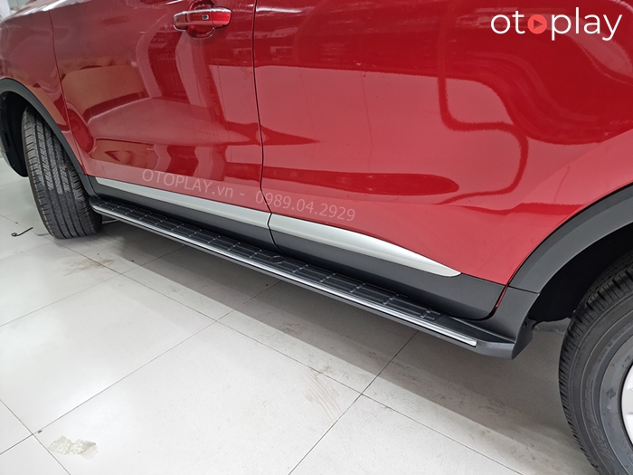 Với xe MG ZS màu đỏ lắp bậc bước chân mặt đen rất phù hợp