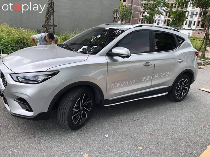 Bậc MG ZS chấm bi được thiết kế với 2 tông màu đen và ghi xám đồng điệu với  màu xe