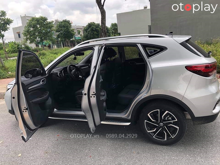 Bậc MG ZS chấm bi rất thuận tiện cho người già, phụ nữ mang thai hay trẻ nhỏ lên xuống
