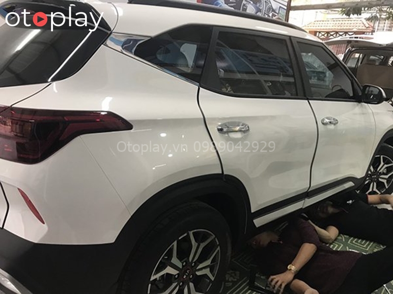 Bậc bước chân Kia Seltos lắp liền thân xe