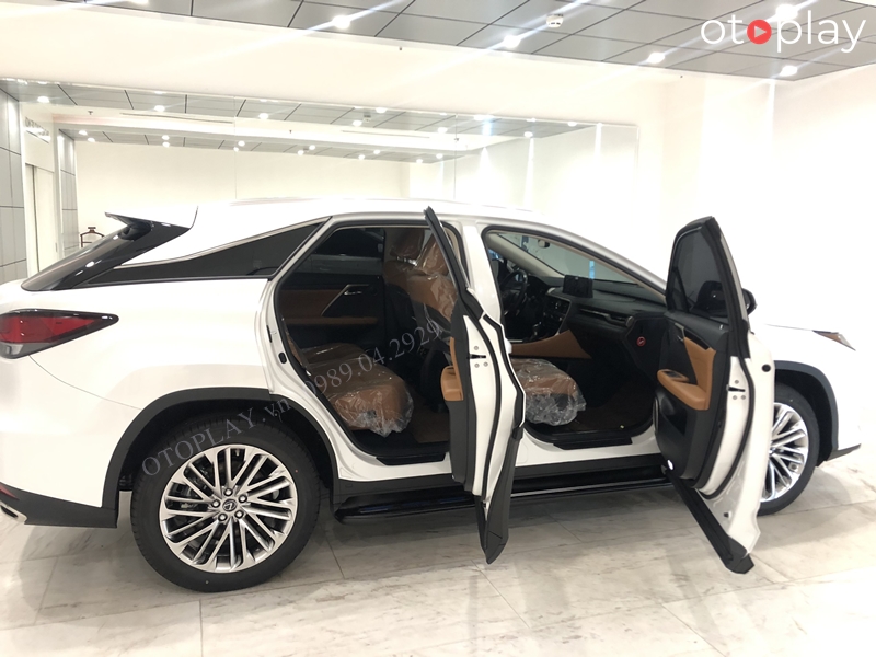 Bậc chân Lexus cực đẹp và sang trọng