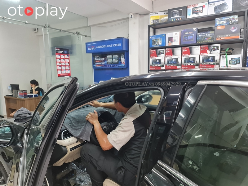 Khi dán phim xe được phủ khăn bảo vệ tránh keo