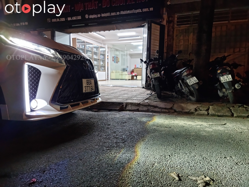 Bodykit Lexus lắp trên xe Toyota Rush (ban đêm)