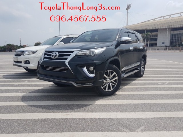 Xe Fortuner lắp rất nhiều đồ chơi đẹp và sang trọng.