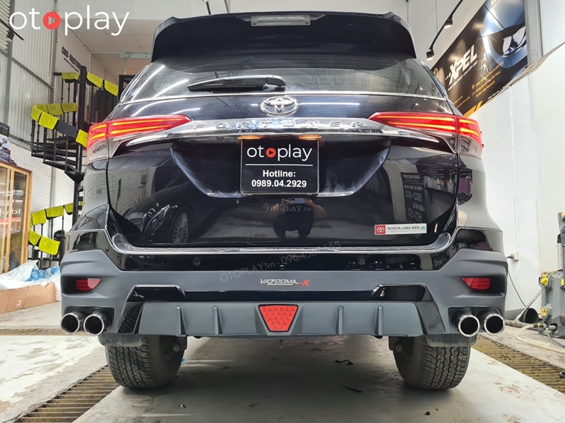 Phần đuôi bodykit Vazooma gân guốc với 4 bô giả thể thao và mạnh mẽ