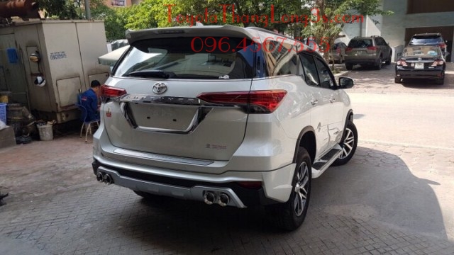 Fortuner bản máy xăng 2 cầu lắp bộ bodykit thêm khỏe khoắn, độc đáo