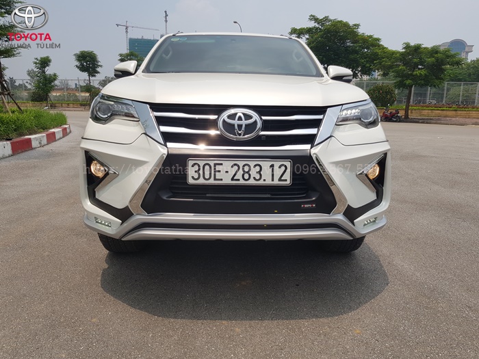 Đầu xe với ốp cản trước hình chữ X mang kiểu dáng Lexus LX570