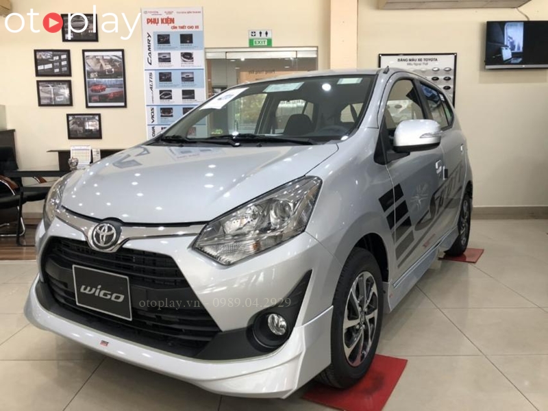 Xe Toyota Wigo lắp bodykit trưng bày trong showroom Toyota