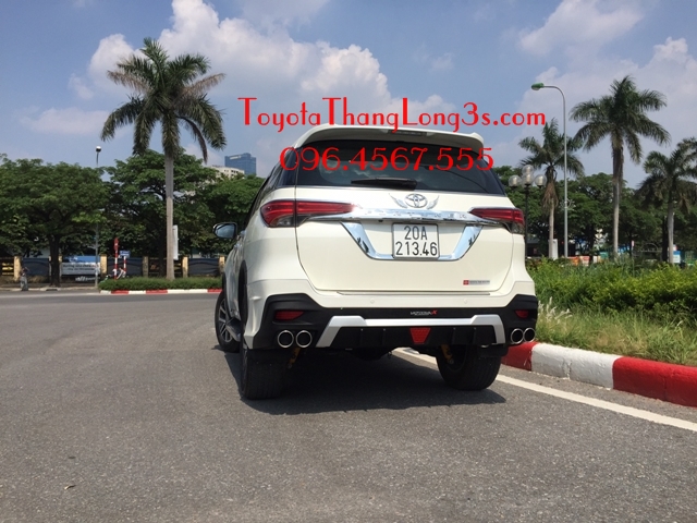 đuôi xe Lắp bodykit cho xe Fortuner 2017