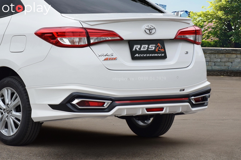 Ốp đuôi sau xe Vios kiểu bô đôi thể thao phối màu đen - đỏ nổi bật