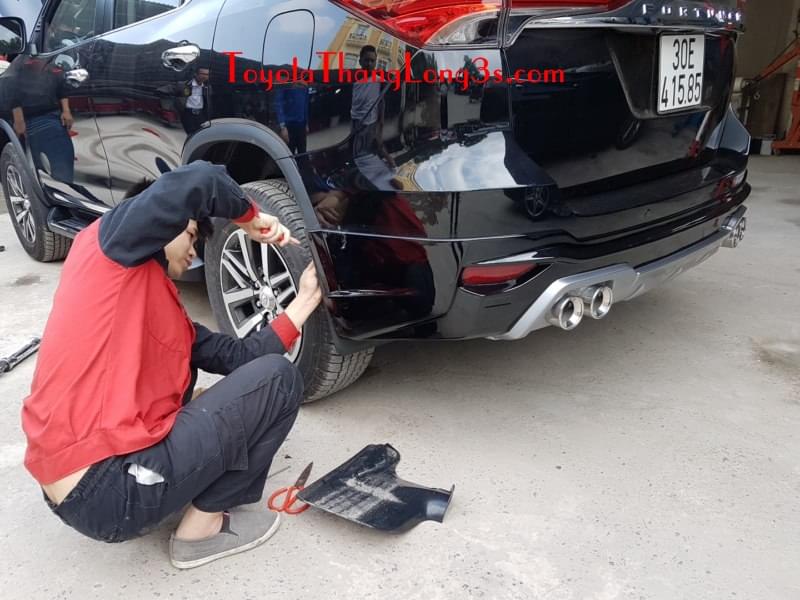 Xe Fortuner màu đen lắp bodykit tại Hà Nội