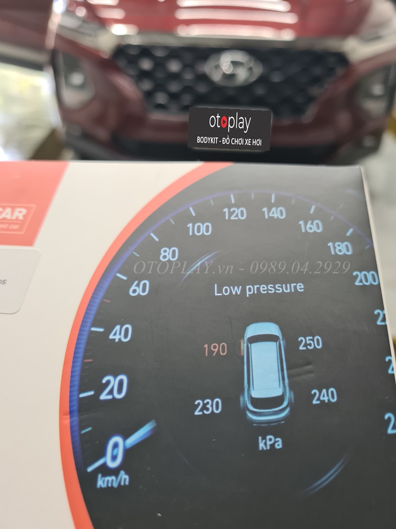 Cảm biến áp suất lốp Santafe với kết nối Bluetooth trên điện thoại người dùng có thể dễ dàng theo dõi tình trạng lốp mà không cần có mặt trên xe