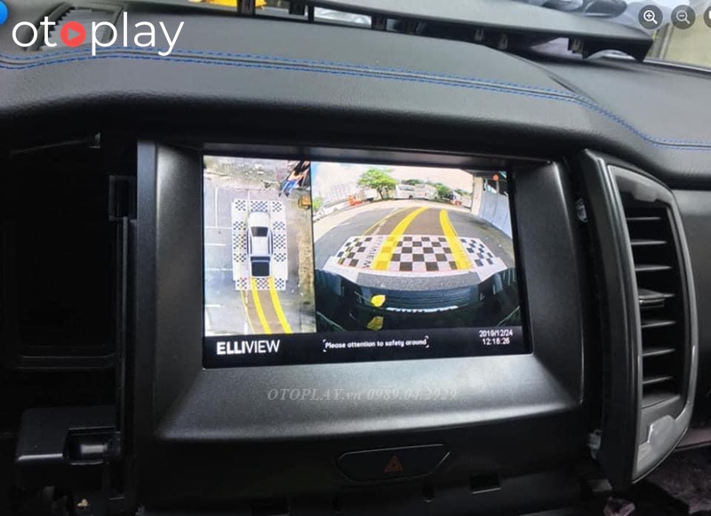 Mắt cam cho hình ảnh HD siêu nét, có căn vạch đánh lái giúp lái xe dễ dàng định vị 