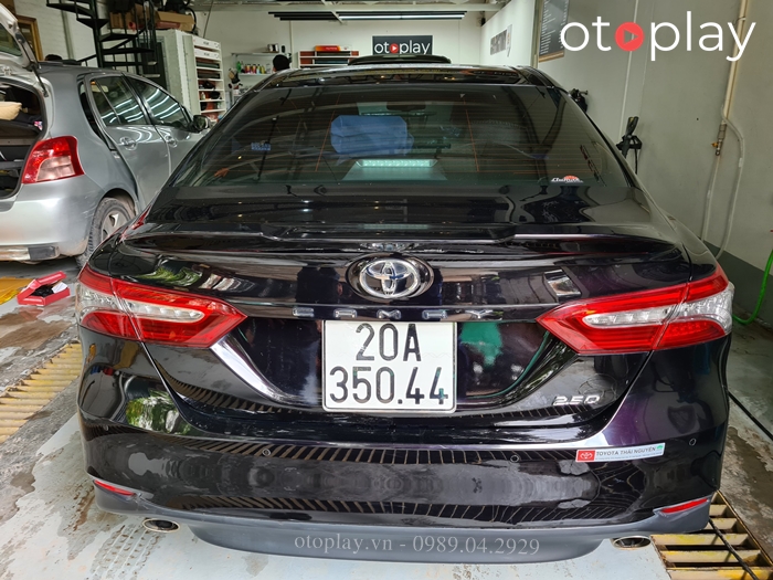 Xe Camry 2020 màu đen nâu (mã 222) lắp đuôi gió TRD 