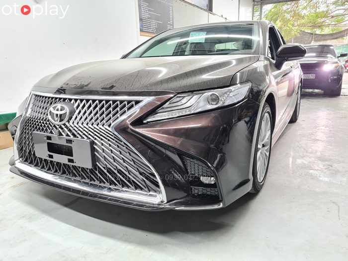 Xe Toyota Camry màu nâu 4W9 hoàn thiện cản Lexus lên xe