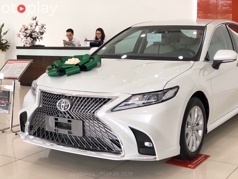 Xe Camry độ cản Lexus trưng bày tại đại lý Toyota chính hãng