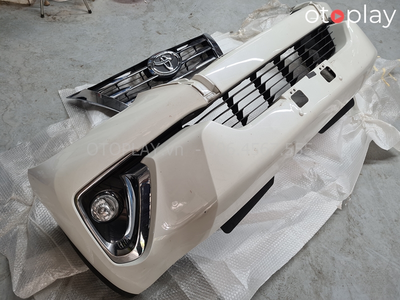 Cản tháo xe Fortuner màu trắng ngọc trai