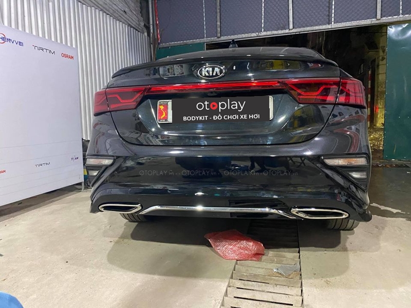 Cerato màu đen lắp líp pô kiểu Mẹc tại OTOPLAY