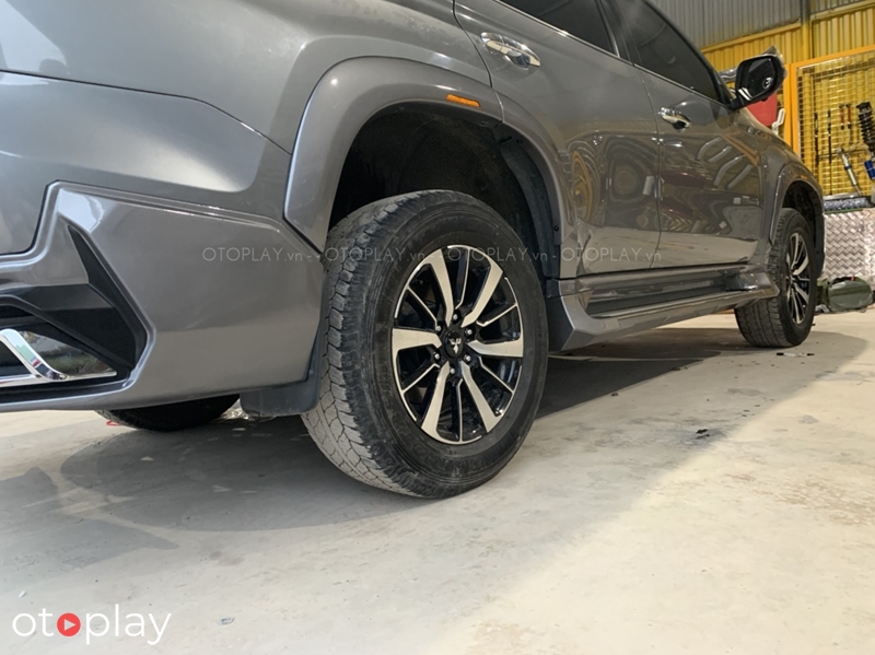 Lắp Ốp cua lốp Pajero Sport hàngTithum Thái Lan uy tín tại OTOPLAY