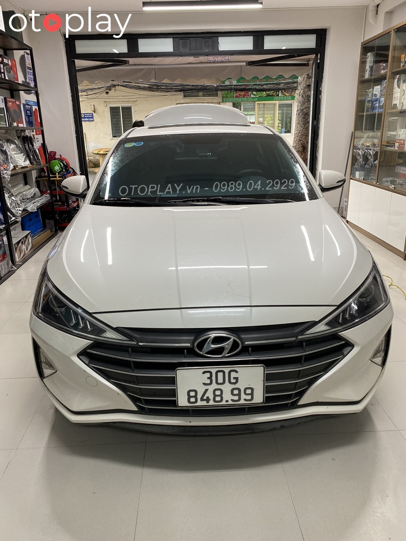 Xe Hyundai Elantra lắp đuôi gió có đèn thể thao tại OTOPLAY