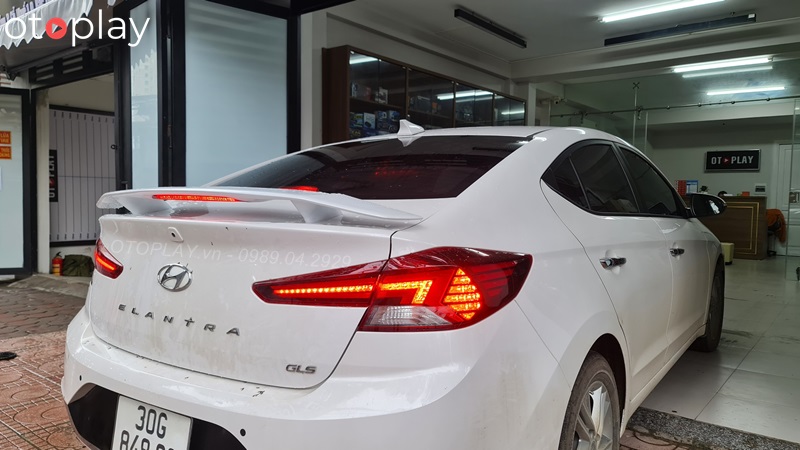 Đuôi gió Elantra có đèn giúp tăng khả năng bám đường, tiết kiệm nhiên liệu hiệu quả.