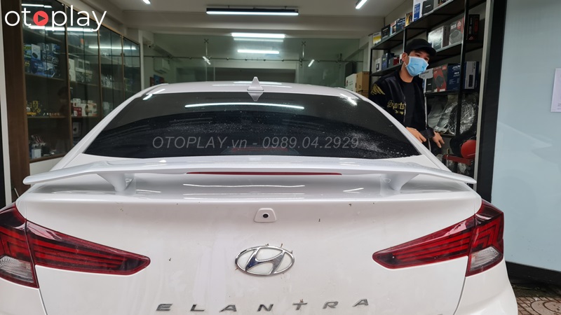 Đuôi gió Elantra có đèn giúp chiếc xe trở nên thể thao hơn