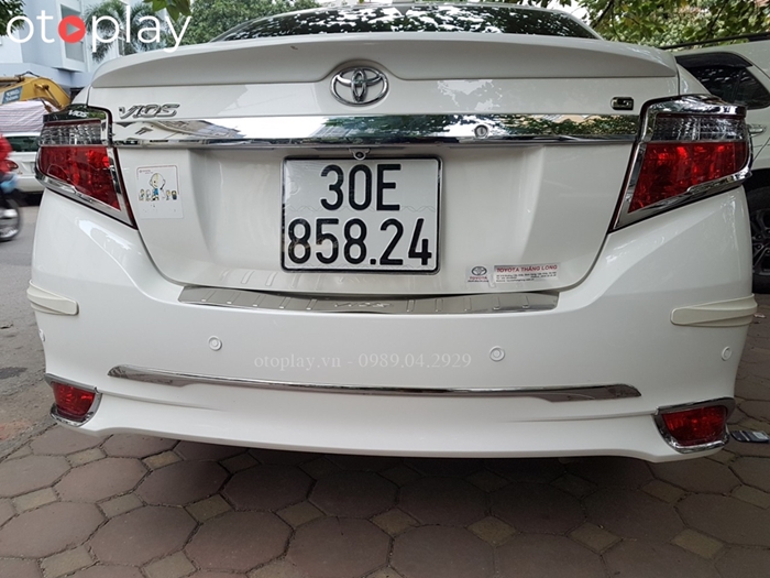 Phần sau đuôi gió Vios được thiết kế cong chừa logo cực đẹp