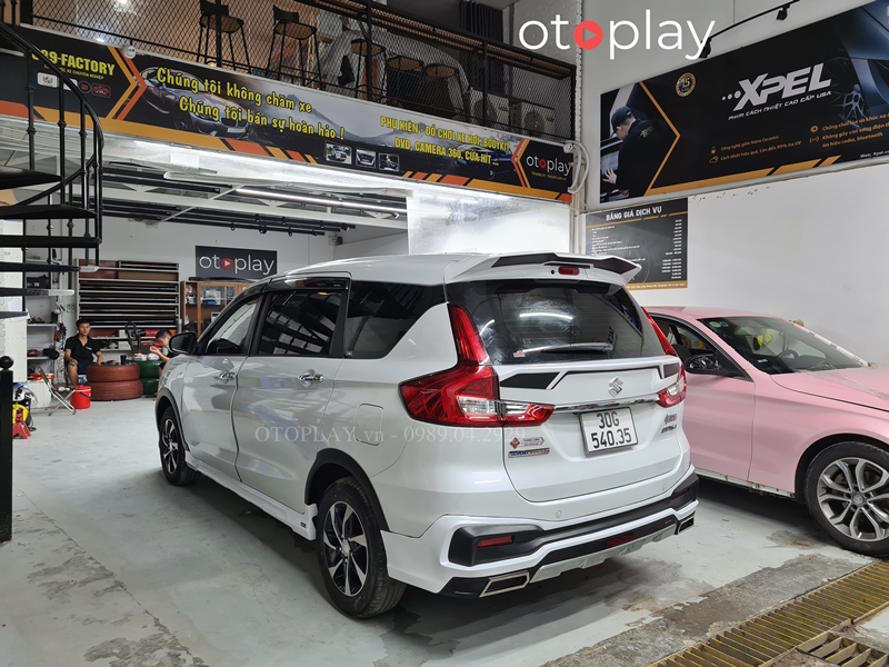 Khu vực thi công độ xe, lắp bodykit của OTOPLAY