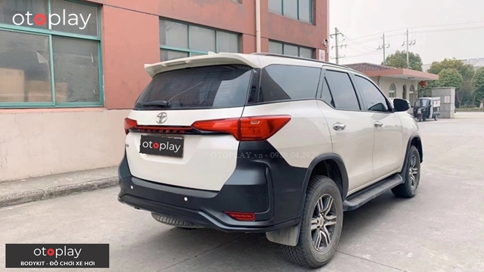 Trung tâm phụ kiện đồ chơi xe hơi OTOPLAY đang có sẵn bộ Bodykit nâng đời Fortuner