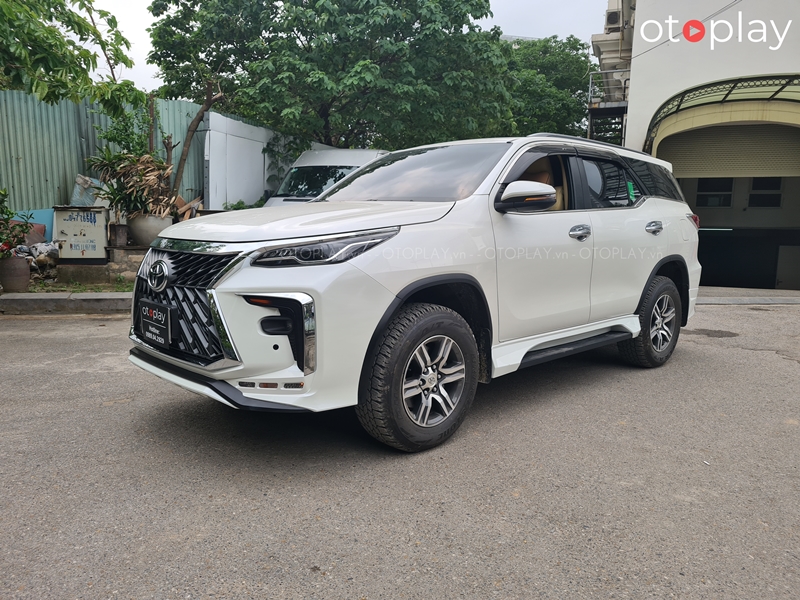 Bậc lên xuống lắp thêm nằm trong bộ bodykit
