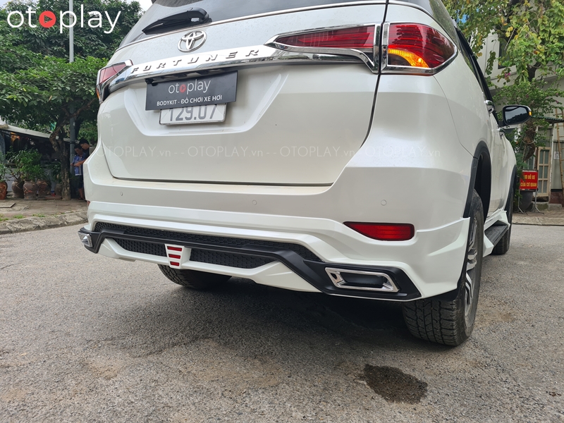 Đuôi sau Fortuner độ Lexus phối màu rất đẹp 