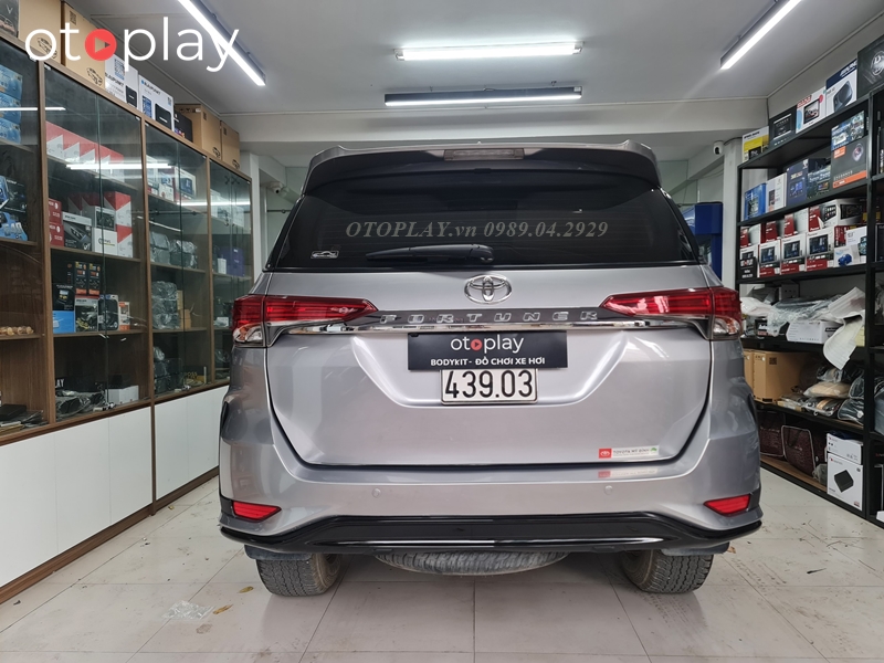 Ốp cản sau Fortuner 2016-2021 sẽ được thay hoàn toàn sang ốp cản sau của Fortuner Legender 2021