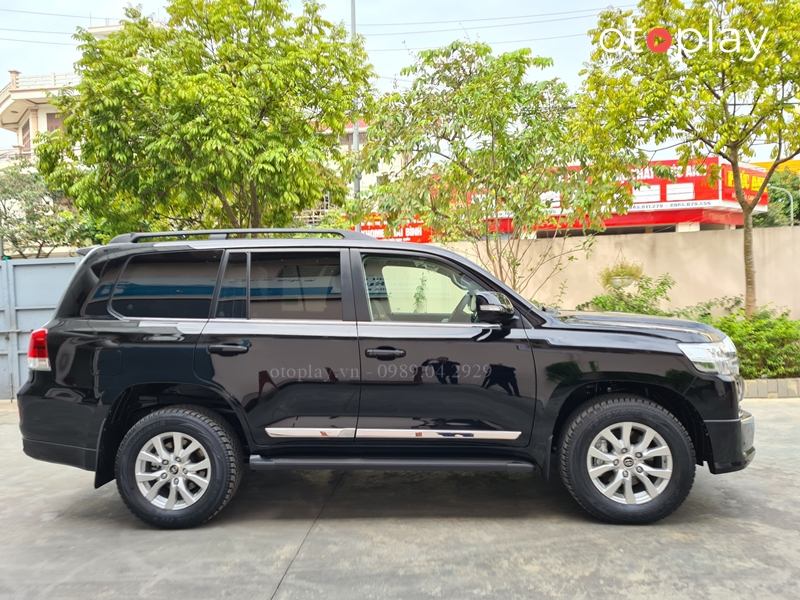 Xe Land Cruiser màu đen lắp giá nóc, nẹp sườn, bodykit Trung Đông