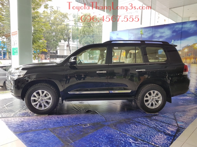 Xe Land Cruiser 2017 màu đen.