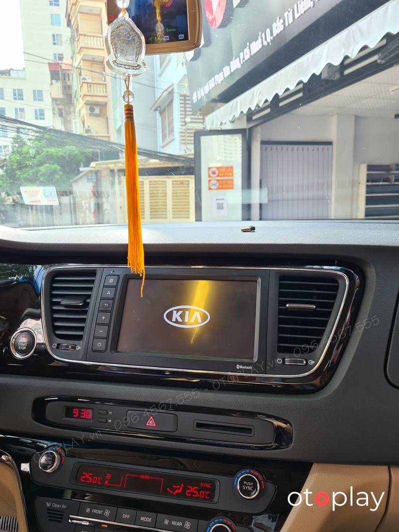 Xe KIA Sedona bị treo logo đến xử lý tại OTOPLAY