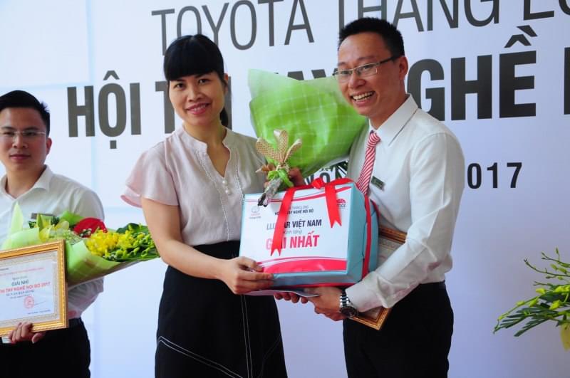 Đại diện Llumar Việt Nam trao quà tặng cho các thí sinh.