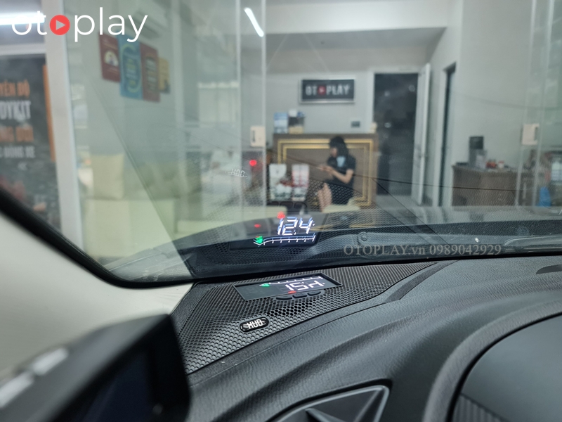 Hắt kính HUD lắp đặt hoàn thiện trên Mazda 3
