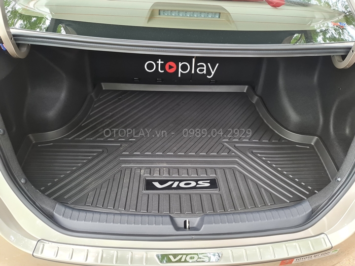Khay hành lý xe Vios  giúp chủ xe để đồ đạc lên sạch sẻ hơn, không bị thấm ướt ra phần cốp xe