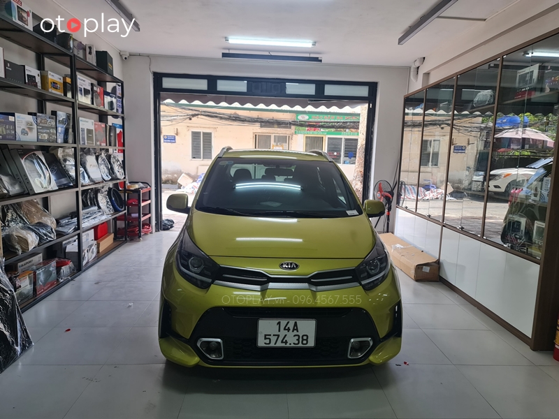 Xe KIA Morning 2021 biển Quảng Ninh đến OTOPLAY cài ứng dụng Youtube
