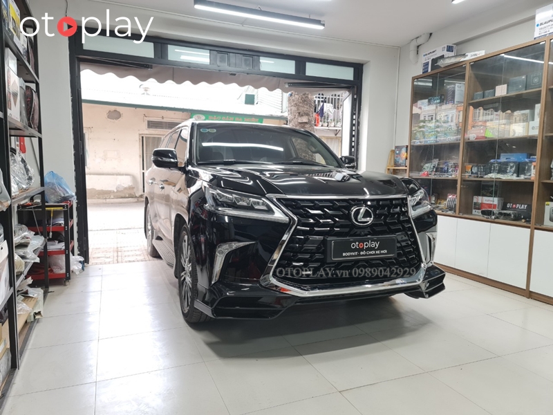 LX 570 lên Super Sport 2022 với mặt ca lăng, ốp ản trước