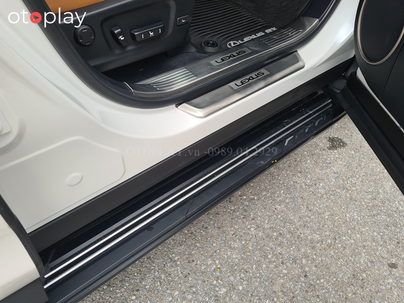 Bậc chân Lexus rất sang trọng