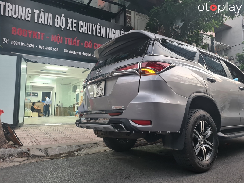 Lip pô Fortuner 2017-2020 được sản xuất với chất liệu nhựa ABS cao cấp